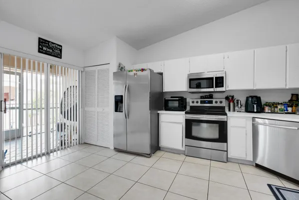 Property Slideshow image 2 of 36 | 7537 trent dr # 203, Tamarac, FL, 33321