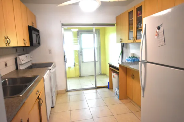 Property Slideshow image 2 of 26 | 251 nw 76th ave 105, Margate, FL, 33063
