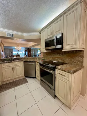 Property Slideshow image 3 of 27 | 23249 barwood ln 402, Boca Raton, FL, 33428