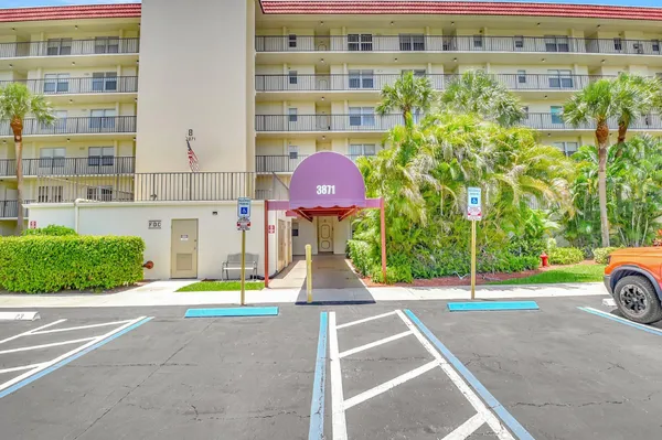 Property Slideshow image 2 of 58 | 3871 via poinciana apt 505, Lake Worth, FL, 33467