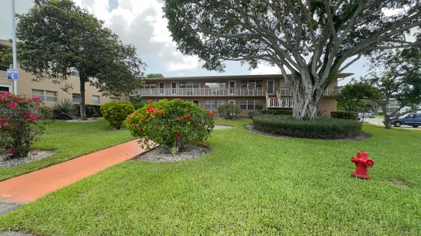 Property Slideshow image 3 of 30 | 126 bedford e unit e, West Palm Beach, FL, 33417