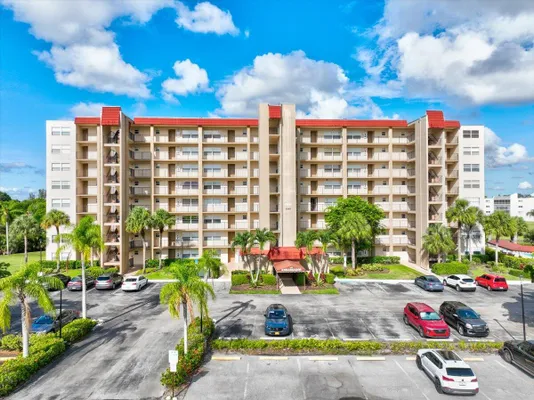 Property Slideshow image 2 of 44 | 3465 via poinciana 103, Lake Worth, FL, 33467