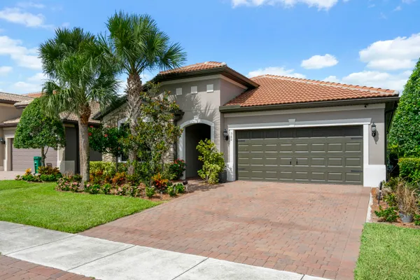 Property Slideshow image 2 of 48 | 560 se monet dr, Port Saint Lucie, FL, 34984