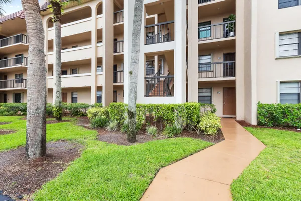 Property Slideshow image 2 of 22 | 150 lake nancy ln 223, West Palm Beach, FL, 33411