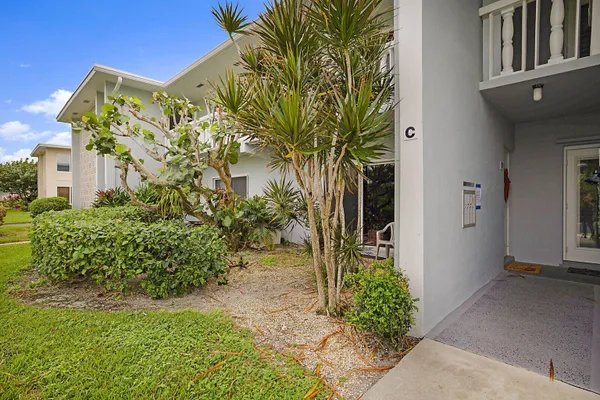 Property Slideshow image 2 of 17 | 310 north blvd 1c, Boynton Beach, FL, 33435