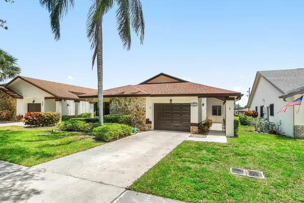 Property Slideshow image 3 of 40 | 4932 boxwood cir, Boynton Beach, FL, 33436