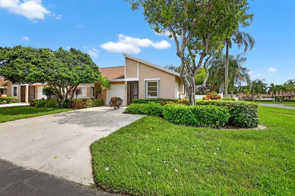 Property Slideshow image 2 of 65 | 8129 springtree rd, Boca Raton, FL, 33496