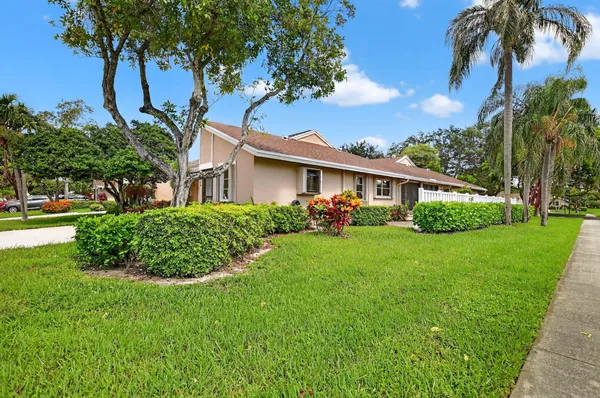 Property Slideshow image 3 of 65 | 8129 springtree rd, Boca Raton, FL, 33496