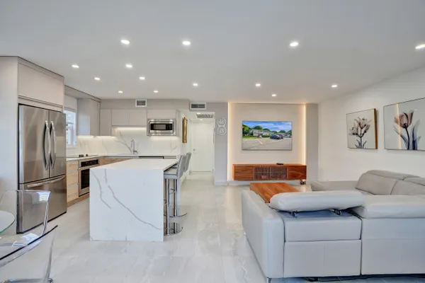 Property Slideshow image 2 of 39 | 8 richmond b # 8, Deerfield Beach, FL, 33442