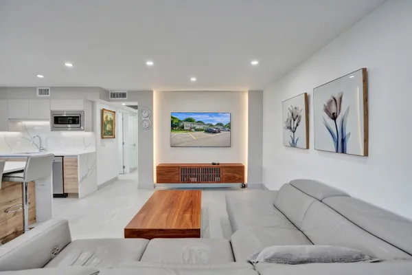 Property Slideshow image 3 of 39 | 8 richmond b # 8, Deerfield Beach, FL, 33442