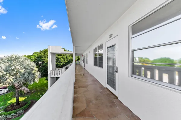 Property Slideshow image 2 of 52 | 4031 lyndhurst j, Deerfield Beach, FL, 33442