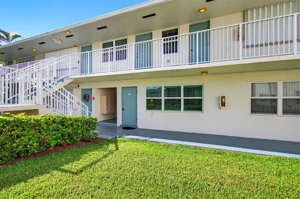 Property Slideshow image 3 of 51 | 880 horizons 106, Boynton Beach, FL, 33435