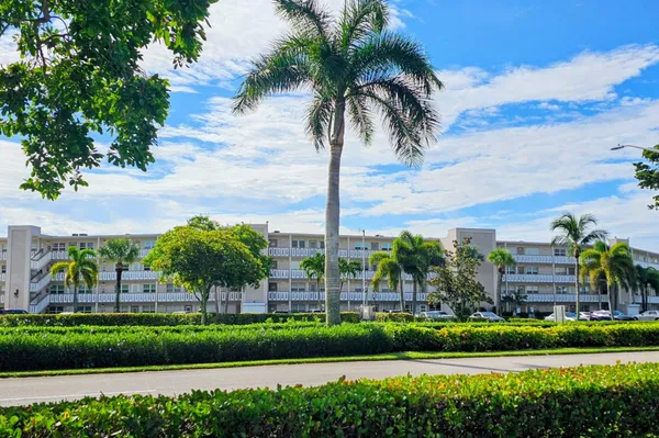 Property Slideshow image 2 of 23 | 265 wellington j, West Palm Beach, FL, 33417