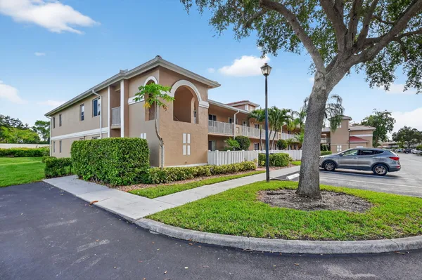 Property Slideshow image 2 of 77 | 5951 regal glen dr 201, Boynton Beach, FL, 33437