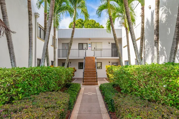 Property Slideshow image 2 of 31 | 15450 pembridge ave 192, Delray Beach, FL, 33484