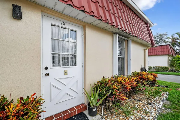 Property Slideshow image 3 of 26 | 522 franconia cir a, Lake Worth, FL, 33467