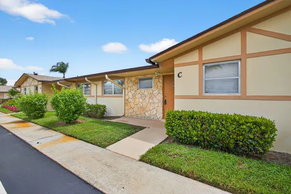 Property Slideshow image 2 of 56 | 2852 crosley c dr c, West Palm Beach, FL, 33415