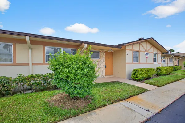 Property Slideshow image 3 of 56 | 2852 crosley c dr c, West Palm Beach, FL, 33415