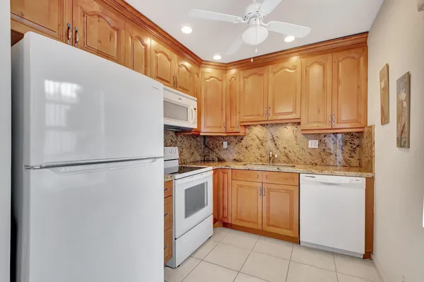 Property Slideshow image 2 of 37 | 950 flanders t, Delray Beach, FL, 33484