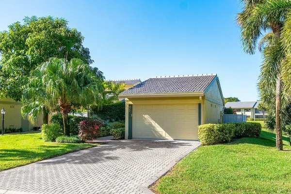 Property Slideshow image 3 of 64 | 12 eastgate dr d, Boynton Beach, FL, 33436