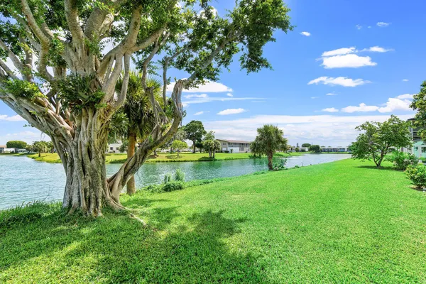 Property Slideshow image 2 of 32 | 354 chatham r, West Palm Beach, FL, 33417