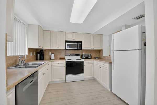 Property Slideshow image 2 of 40 | 7230 clunie pl 15403, Delray Beach, FL, 33446