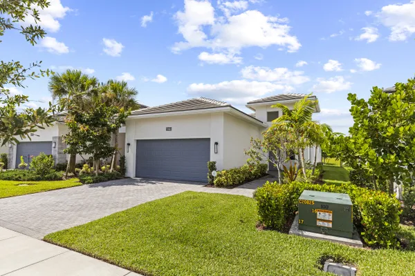 Property Slideshow image 3 of 38 | 15860 key biscayne ln, Loxahatchee, FL, 33470