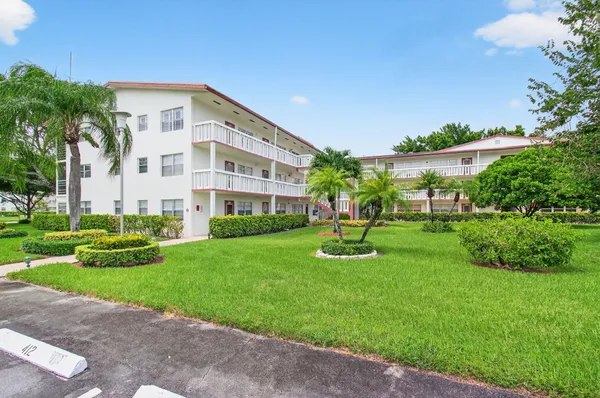 Property Slideshow image 2 of 87 | 384 fanshaw j, Boca Raton, FL, 33434