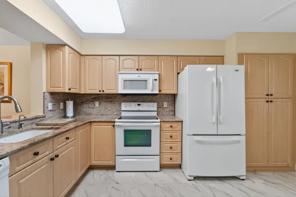 Property Slideshow image 2 of 71 | 6093 pointe regal cir 301, Delray Beach, FL, 33484