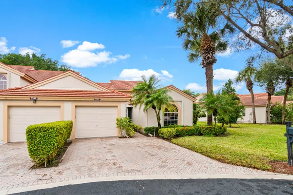 Property Slideshow image 2 of 27 | 7550 diamond pointe cir, Delray Beach, FL, 33446