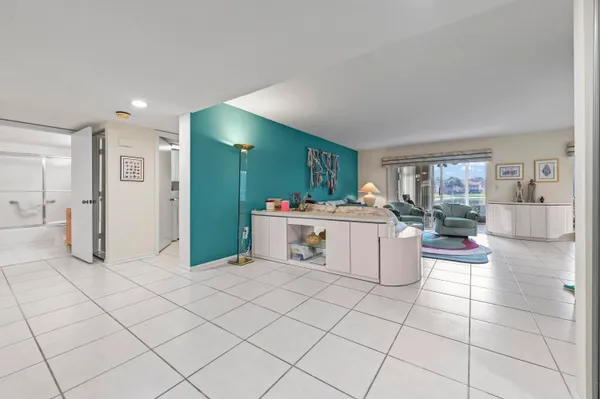 Property Slideshow image 3 of 31 | 9975 seacrest cir 102, Boynton Beach, FL, 33437