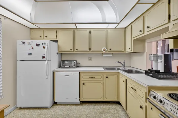 Property Slideshow image 2 of 25 | 6020 nw 64th ave 211, Tamarac, FL, 33319
