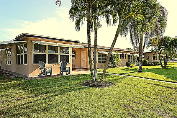 Property Slideshow image 2 of 12 | 1045 circle ter b, Delray Beach, FL, 33445