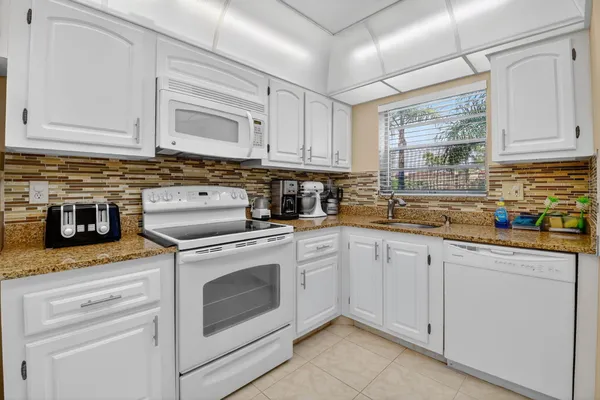 Property Slideshow image 2 of 46 | 3810 via poinciana apt 206, Lake Worth, FL, 33467