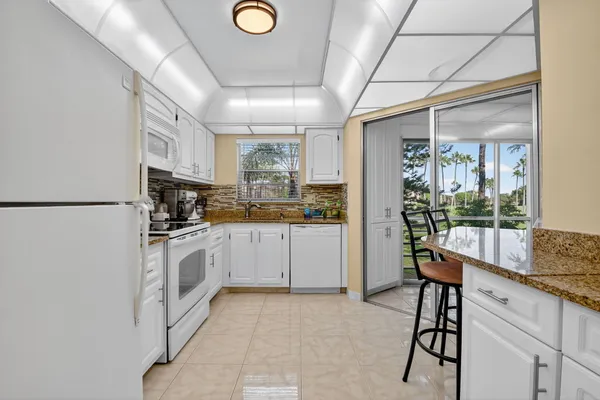 Property Slideshow image 3 of 46 | 3810 via poinciana apt 206, Lake Worth, FL, 33467