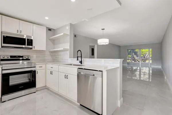 Property Slideshow image 2 of 46 | 2202 lucaya bnd g2, Coconut Creek, FL, 33066