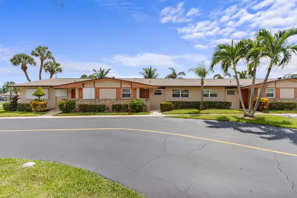 Property Slideshow image 2 of 25 | 2995 crosley dr w b, Greenacres, FL, 33415