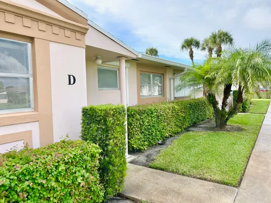 Property Slideshow image 2 of 33 | 2556 dudley dr d, West Palm Beach, FL, 33415