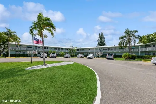 Property Slideshow image 2 of 34 | 118 somerset f, West Palm Beach, FL, 33417