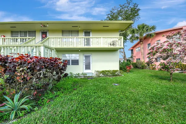 Property Slideshow image 2 of 40 | 48 sheffield b, West Palm Beach, FL, 33417