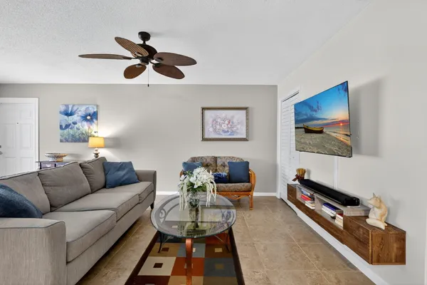 Property Slideshow image 3 of 36 | 242 high point ct b, Delray Beach, FL, 33445