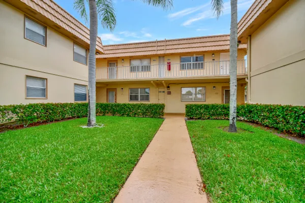 Property Slideshow image 3 of 31 | 200 saxony e unit e, Delray Beach, FL, 33446