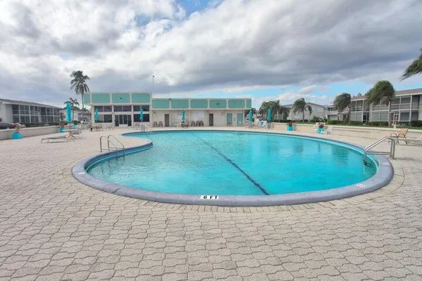 Property Slideshow image 2 of 15 | 230 horizons e 307, Boynton Beach, FL, 33435