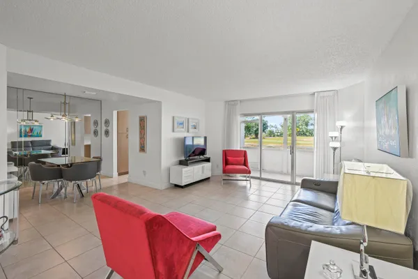 Property Slideshow image 2 of 26 | 3871 via poinciana apt 104, Lake Worth, FL, 33467