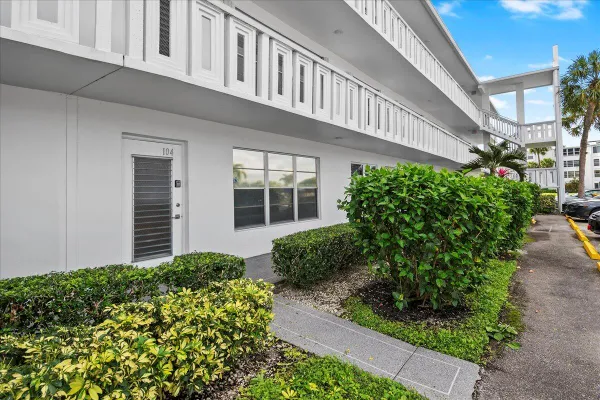 Property Slideshow image 2 of 30 | 104 wellington b, West Palm Beach, FL, 33417