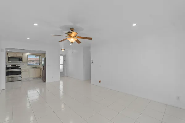 Property Slideshow image 2 of 33 | 2894 crosley dr d, West Palm Beach, FL, 33415