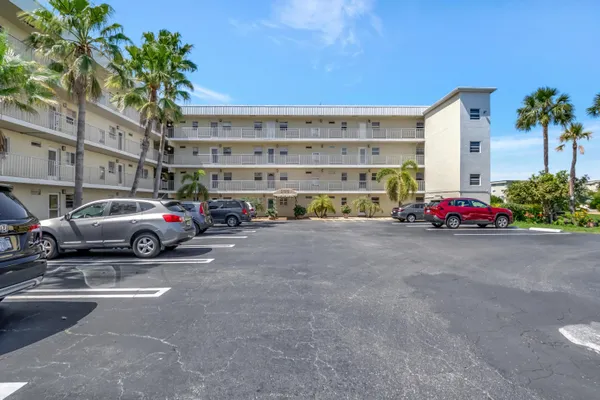 Property Slideshow image 3 of 40 | 2515 ne 1st ct apt 412, Boynton Beach, FL, 33435