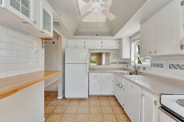 Property Slideshow image 3 of 18 | 3551 inverrary dr 212, Lauderhill, FL, 33319