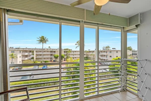 Property Slideshow image 3 of 24 | 2811 garden dr 306, Lake Worth, FL, 33461