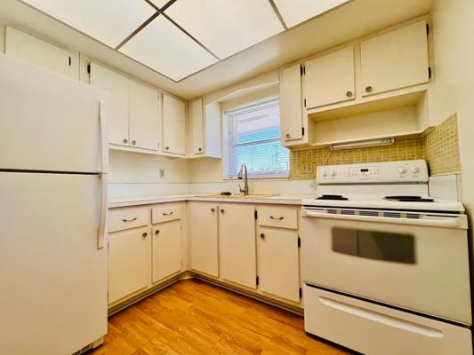 Property Slideshow image 2 of 10 | 2545 dudley dr l, West Palm Beach, FL, 33415